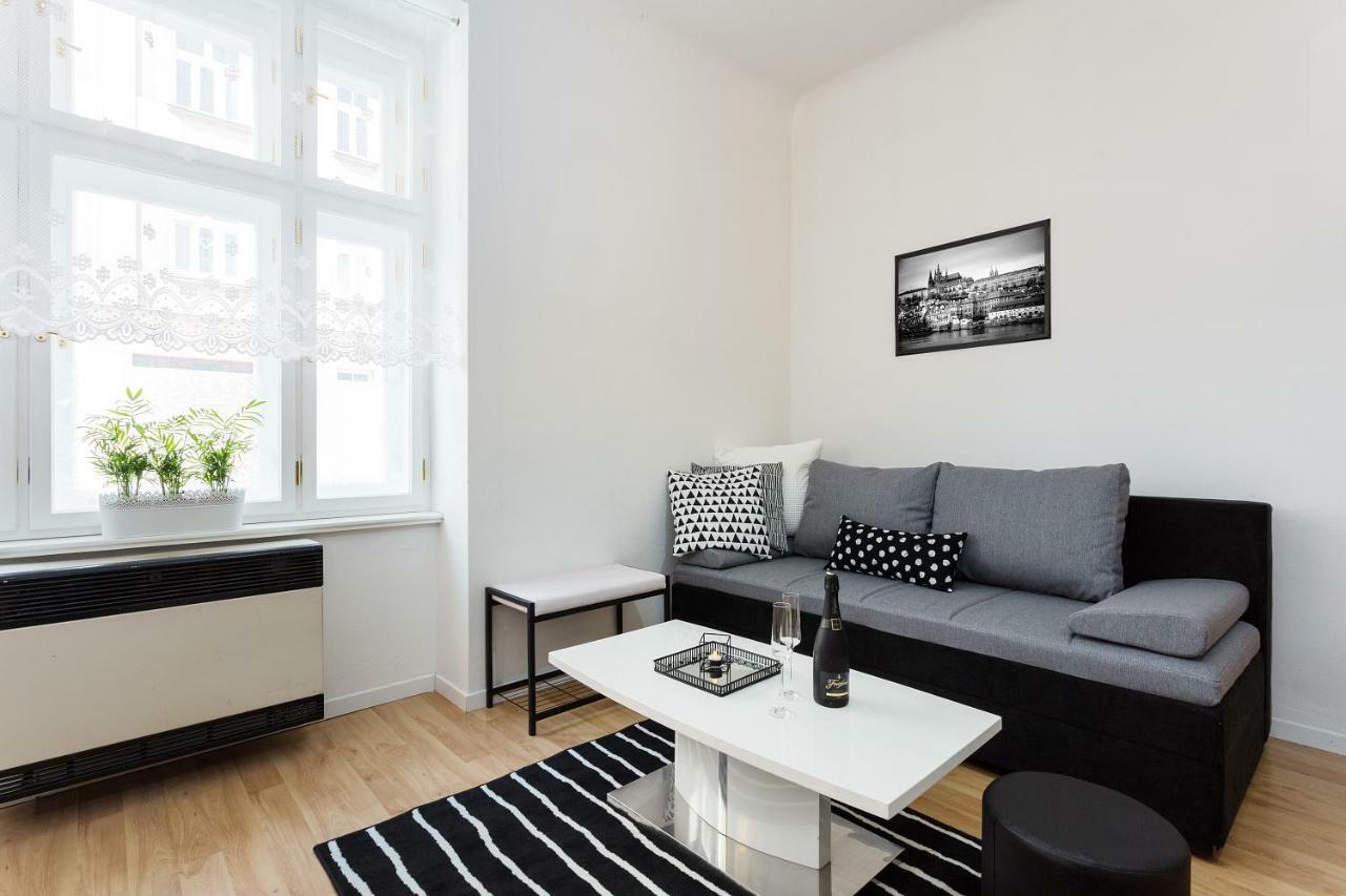 Stylish Apartment On Riverside Prague Exterior photo